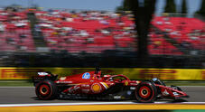 F1, Imola si prepara per il Gp, attesi 200mila tifosi al circuito. Bagno di folla per le Rosse di Maranello