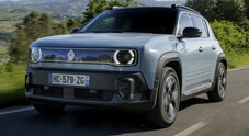 R4, torna l'auto in jeans. Al volante del modello Renault, ora solo elettrico, che reinterpreta i valori che resero celebre l’originale