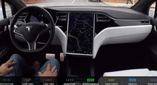 Tesla Model 3 in guida autonoma affronta la rotonda dell’Arco di Trionfo