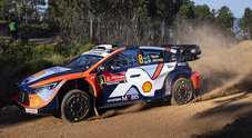 Wrc, Tänak (Hyundai) in testa al Rally del Portogallo davanti a tre Toyota: Ogier è secondo a soli 7''