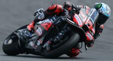L'Aprila di Bezzecchi trionfa nel Gp di Gran Bretagna. M. Marquez terzo, cade Bagnaia. Rivola: «Vittoria è un messaggio a Martin»
