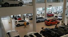 Mercato auto Europa in calo, -0,3% immatricolazioni ad aprile. Boom per Bev (+27,8%) e ibride plug-in (+31,1%)