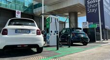 Costi di ricarica delle auto elettriche, Italia al 7° posto in Europa: la spesa media è 20,30 euro per un “pieno” di elettroni