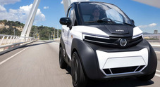Nissan lancia quattro nuovi modelli Nanocar Silence S04. Le batterie estraibili sono dotate di carrello per il trasporto