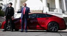 Trump vuole sbarazzarsi della sua Tesla rossa dopo la furiosa lite con Elon Musk. Wsj, vorrebbe regalarla o venderla