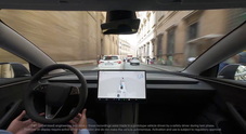 Tesla nel cuore di Roma testa la guida autonoma: da Campidoglio a Colosseo con il Full Self-Driving