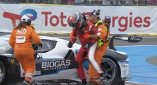 24h Le Mans, "Far West" in pista nella prova mattutina di contorno, lo svizzero Forgione prende a calci la Ferrari del rivale