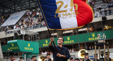 24h Le Mans, Federer lo sbandieratore e il coro di 56 bambini che ha intonato la "Marsigliese" in diretta mondiale