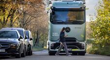 Mercedes, i camion intelligenti della Stella proteggono pedoni e bikers. Il veicolo stesso è in grado di “vedere dove nessuno guarda”