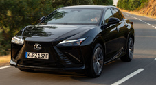Lexus, nuova RZ: più tecnologica e maggiore autonomia. La batteria da 77 kWh permette 568 km di percorrenza