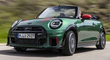 Mini sugli scudi: la John Cooper Works sposa la mobilità verde. Ecco la Cabrio