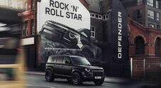 Land Rover Defender con gli Oasis per il tour mondiale. Brand accompagna tour di “reunion” della band
