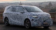 Mercedes VLE, il nuovo van elettrico della Stella in incognito da Stoccarda a Roma con due ricariche