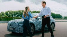 Mercedes, il ceo Ola Källenius prova la nuova GLC 100% elettrica