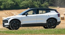 Volvo EX30 Cross Country strizza l'occhio all'outdoor. Il Suv compatto elettrico vanta un'autonomia fino a 427 km