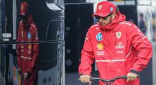 Hamilton va in testacoda con la Ferrari come un rookie: tempi duri per il sette volte campione del mondo