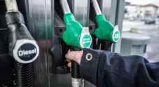 Benzina in calo, pieno meno caro per Ferragosto. Verde a 1,71 euro/litro e gasolio a 1,64 euro/litro