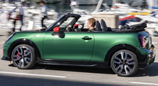Mini JCW in versione scoperta, non solo prestazioni. Dettagli e materiali raffinati stupiscono per stile funzionalità
