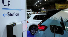 Transizione green, con rinvio obiettivi Ue calo vendite di 2 milioni di auto elettriche