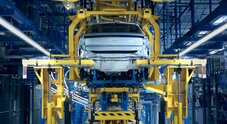 Ford prevede mille nuovi licenziamenti in Germania nella fabbrica di Colonia a causa della domanda debole di auto elettriche