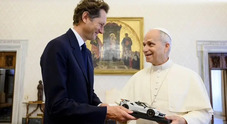 Stellantis: John Elkann e la moglie Lavinia Borromeo ricevuti da Papa Leone XIV in udienza privata