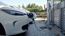 Francia, torna il “leasing sociale” di auto elettriche: 50mila veicoli per famiglie a basso reddito: rata mensile da 95 a 200 euro