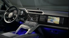 Cayenne Electric, una spettacolare plancia a tutto schermo per la nuova EV di Porsche. Tre display creano un'ampia superficie digitale