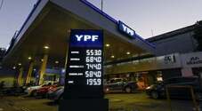 In Argentina si potrà fare il pieno pagando la benzina in dollari. Usando l'app della compagnia energetica statale Ypf