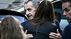 Sarkozy in carcere mangia solo yogurt: «Non sa cucinare, rifiuta il cibo servito perché ha paura che gli sputino nel piatto»