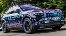 Cayenne electric, Porsche alza l'asticella. Prestazioni esaltanti, ricarica ad induzione e accelera da 0 a 100 in meno di 3”