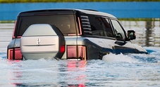 YangWang U8, una nuotata in piscina con il colossale suv cinese che non ha paura dell’acqua