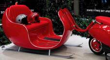 Piaggio, lo spirito del Natale incontra il design Vespa. A Milano esposta una slitta di Babbo Natale ispirata alle forme della mitica