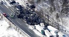 Giappone, maxi tamponamento in autostrada con 67 veicoli nella neve: due morti e 26 feriti