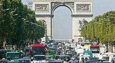 Francia, mercato auto in calo: -5% immatricolazioni 2025 a 1.632.154 vetture. Tesla -37,5%