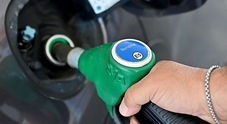 Benzina ai minimi da fine 2022, a 1,645 euro al litro con il calo dell'accisa. Sale invece il gasolio: self a 1,668 euro/litro