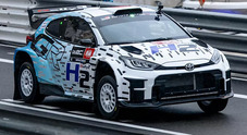 Toyota GR Yaris Rally2 H2 Concept al debutto con Akio Toyoda al volante. La vettura a idrogeno sfila sul circuito cittadino di Monaco