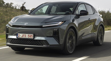 Toyota C-HR+, ecco il suv coup&eacute; elettrico. Fino a 343 cv, punta su autonomia, tecnologia e piacere di guida