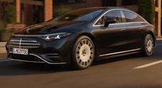 Mercedes rinnova l'ammiraglia elettrica EQS: cresce l'autonomia (926 km), ricarica ultrarapida e debutta lo steer-by-wire