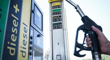 Carburanti, scendono i prezzi: benzina self a 1,758 euro. Diesel in calo a 2,103 euro al litro