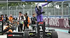 Kimi Antonelli vince anche il Gp di Miami, terzo di fila: e ora allunga nel Mondiale. Beffa Leclerc all'ultimo giro
