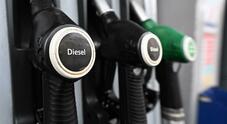 Carburanti, prosegue il calo dei prezzi alla pompa: benzina self service su strade a 1,960 euro al litro, diesel a 2,041