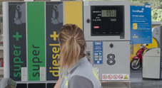 Carburanti: domani scade sconto fiscale, senza interventi gasolio salir&agrave; a 2,1 euro al litro