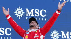 Hamilton commosso: &laquo;Grazie Ferrari, vittoria unica. Spero sia la prima di tante, ho i tifosi migliori del mondo&raquo;