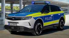 Opel Grandland mette la divisa della Polizia tedesca. Il Suv del fulmine allestito da auto di pattuglia