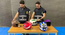 Guardia di Finanza sequestra 1.300 caschi da moto e bici contraffatti. Sigilli anche alla linea di produzione