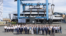Azimut 44M &egrave; la nuova ammiraglia: carbonio, 4 ponti, motorizzazione ibrida e foil i cardini dell&rsquo;innovazione