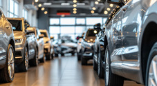 Mercato auto, nel 2025 in Italia -7% immatricolazioni privati con partita Iva. Leadership per le ibride