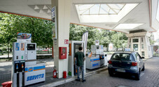 Carburanti, in calo il prezzo: gasolio a 2,084 euro al litro. Verde a 1,990 euro su rete stradale, diesel 2,159 e benzina 2,065 in autostrada