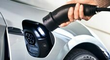 L&rsquo;auto elettrica costa meno di quella ibrida a livello globale, lo dice un rapporto del Nikkei Asia