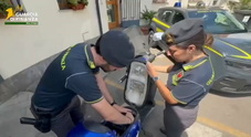 Motorini elettrici venduti come e-bike: maxi sequestro della Guardia di Finanza